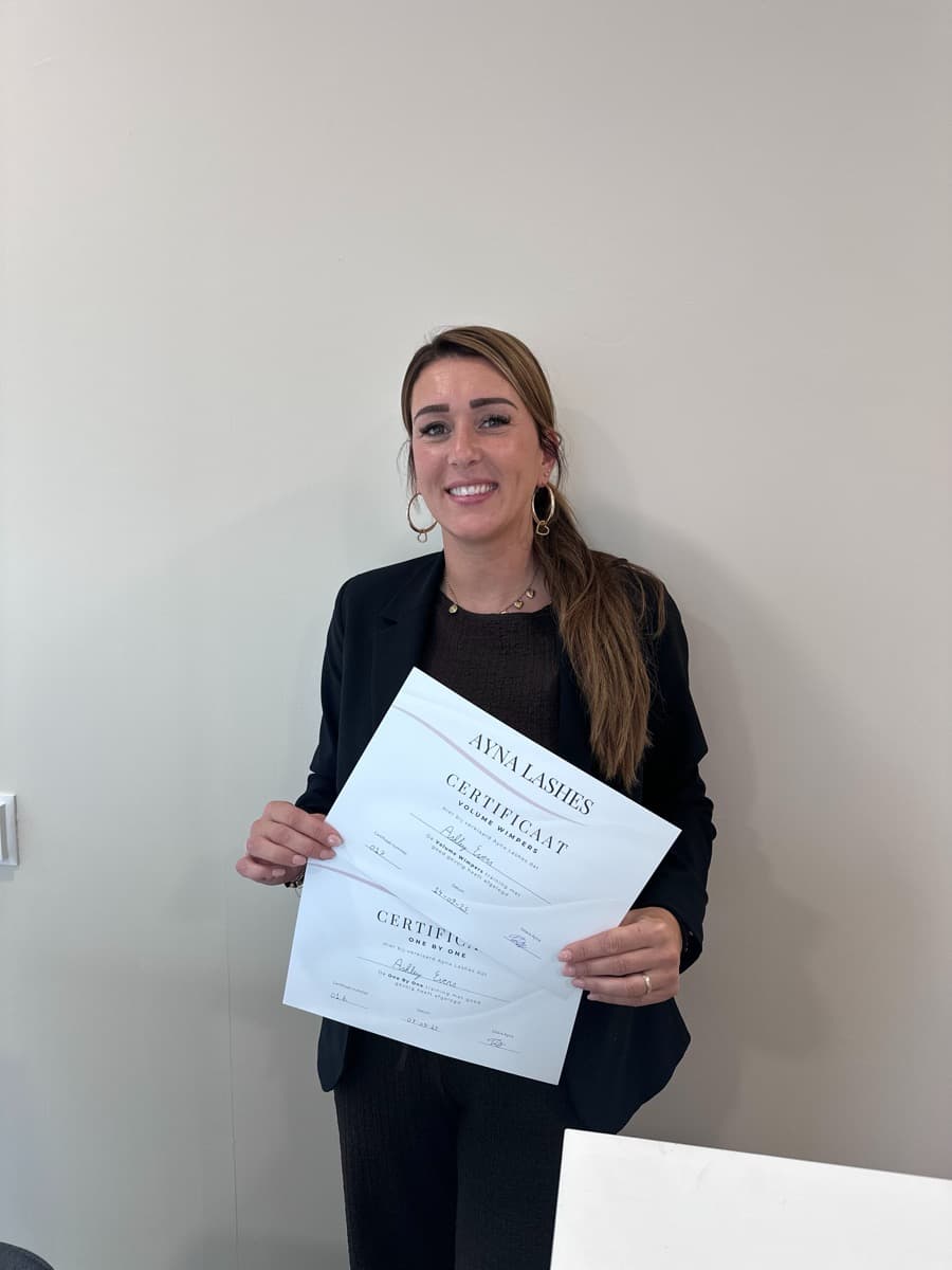 Cursist met Ayna Lashes certificaat